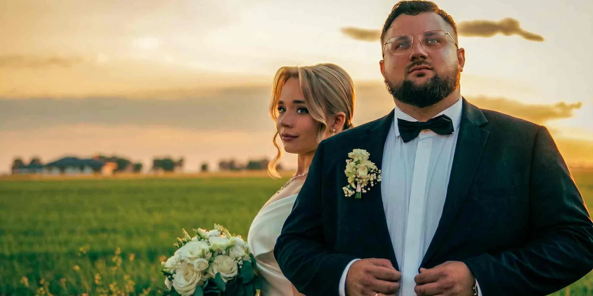 Para młoda na polu o zachodzie słońca